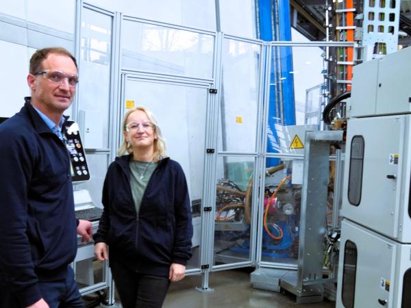 From the left, Daniel Bruckelt, Production Manager aAV and Margit Seidl, Deputy Production Manager aAV of AGC Interpane in Plattling | Photo: Glaston